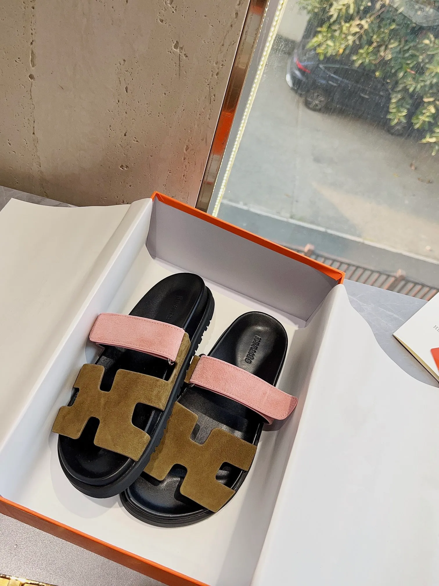 👟👟Ex-factory price 440👟👟 Men's size +10 H family 2024 spring and summer new style HERMES Hermes' recently popular couple's shoes, pig nose angle sandals and slippers, paired with various colorful socks, extremely trendy. Upper lining: imported original material. Outsole: non-slip and wear-resistant outsole. Size: Female 35-42 (40/42 non-returnable and non-exchangeable) Men’s size: 39-45 (45 is non-refundable and non-exchangeable)